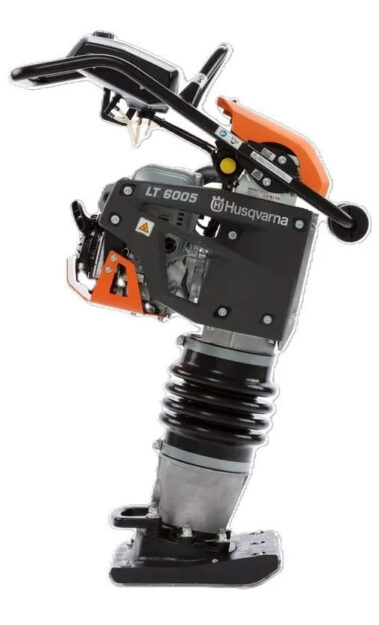 Schrägansicht des Husqvarna LT 6005 Vibrationsstampfers mit klappbarem Führungsgriff.